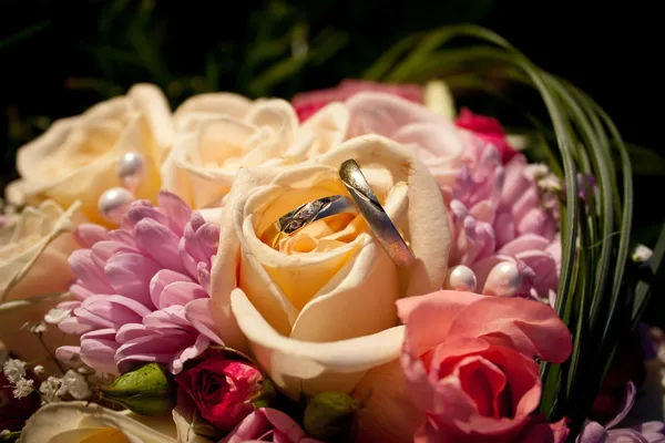Wedding rings in a wedding bouquet — Stock Photo, Image