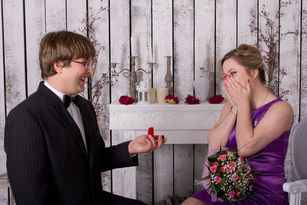 Man proposes marriage woman — Stock Photo, Image