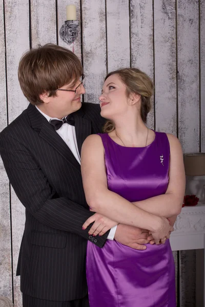 Joven pareja de amor besándose en el elegante apartamento — Foto de Stock
