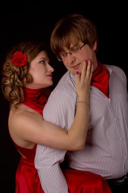 genç bir çift kırmızı dans tango