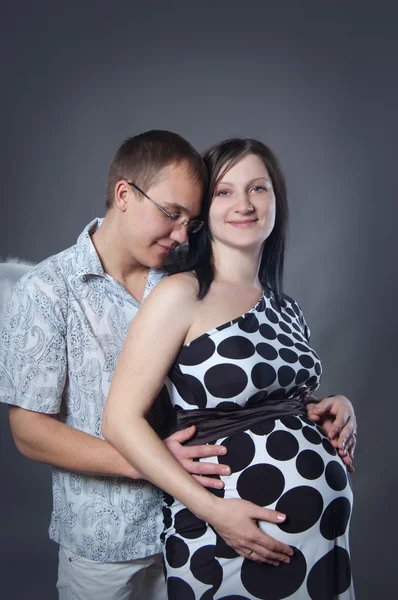 Retrato de pareja joven pendiente del niño — Foto de Stock