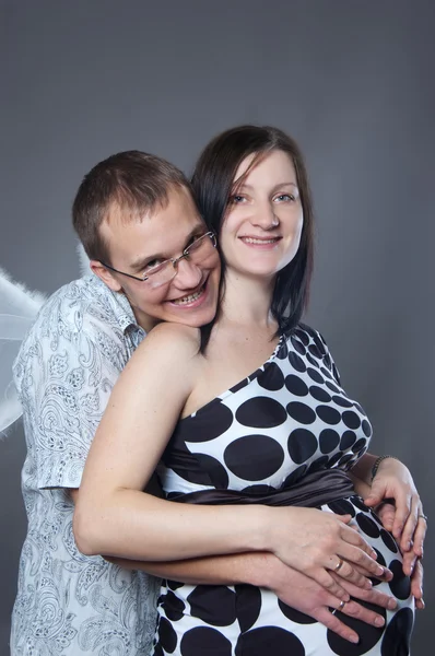 这对年轻夫妇在孩子出生前的画像 — 图库照片