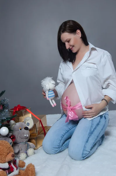 Pregnant woman in the studio — Stok fotoğraf