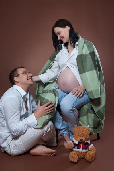 Retrato de pareja joven pendiente del niño — Foto de Stock