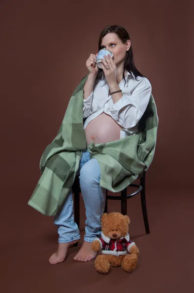 Pregnant woman in the studio — Stockfoto