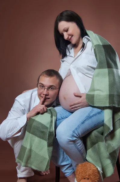 Retrato de pareja joven pendiente del niño — Foto de Stock