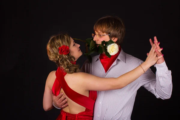 Joven pareja en rojo bailando tango —  Fotos de Stock