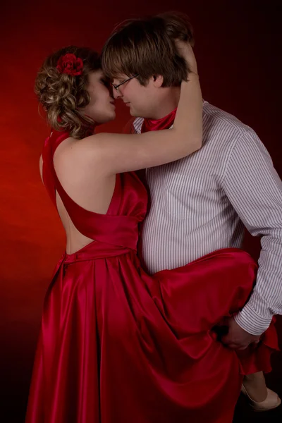 赤いダンスで若いカップルをタンゴします。 — ストック写真