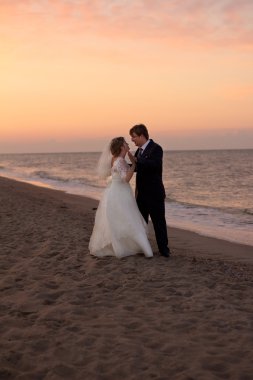 evli çift ayakta sahilde