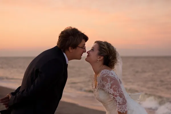 Couple marié joyeux debout sur la plage — Photo