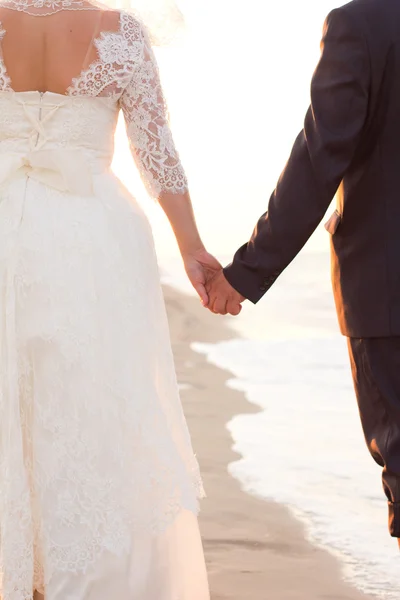 Hands newlyweds on background of the sea — Stock Photo, Image