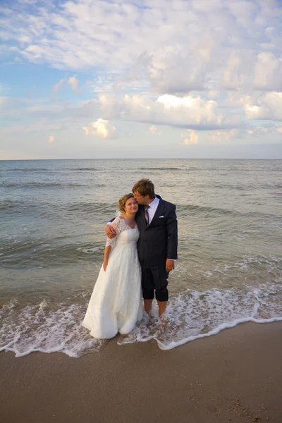 evli çift ayakta sahilde