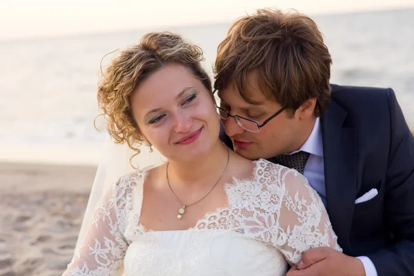 Veselá manželský pár stojící na pláži — Stock fotografie