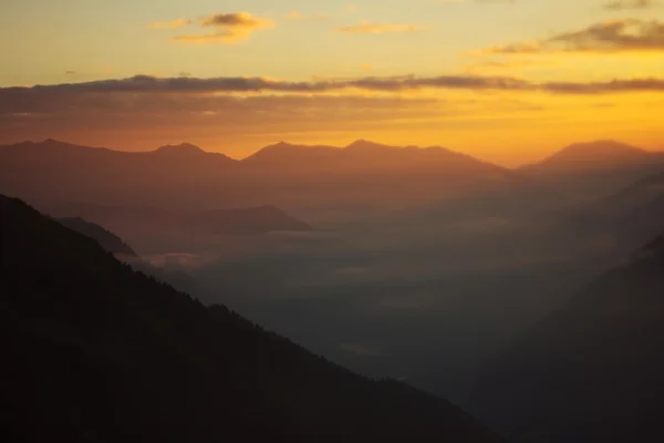 Montaña amanecer en las nubes — Foto de Stock