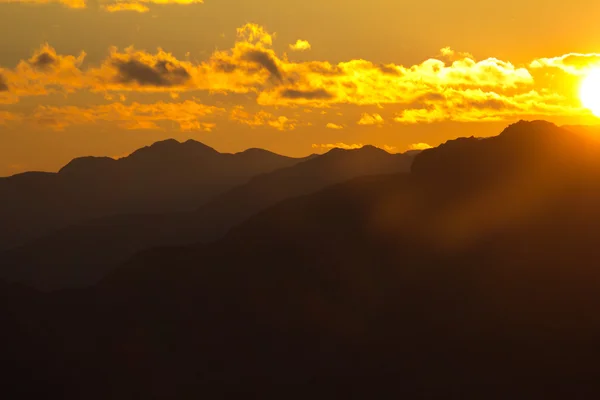 Nascer do sol da montanha nas nuvens — Fotografia de Stock