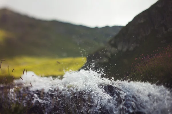 Spruzzi d'acqua nel fiume — Foto Stock