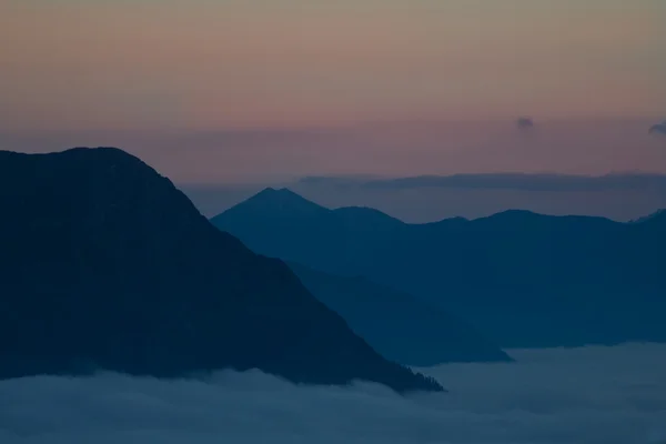 Montaña amanecer en las nubes — Foto de Stock