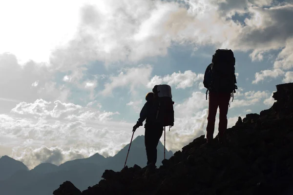 徒步旅行者在上面，倒映在高山 — 图库照片