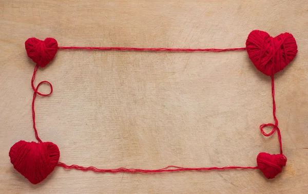 Rode harten op een houten achtergrond — Stockfoto