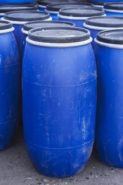 büyük eski plastik varil
