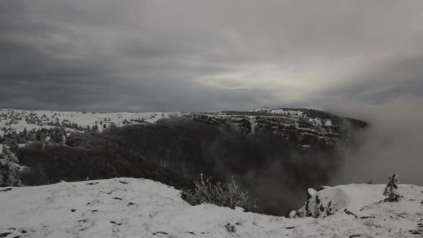 Paisagem de inverno em montanhas com nuvens — Vídeo de Stock