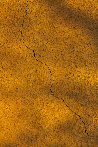 Strukturierte Wand mit Riss in der Sonne — Stockfoto