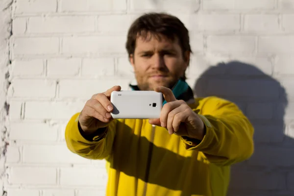 Man with beard and mobilephone — Stock Photo, Image