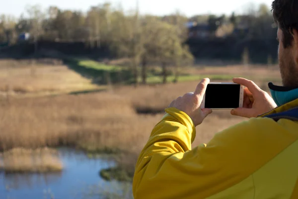 Muž s plnovousem a mobilní telefon — Stock fotografie