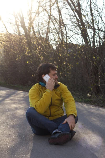 Muž s plnovousem a mobilní telefon — Stock fotografie