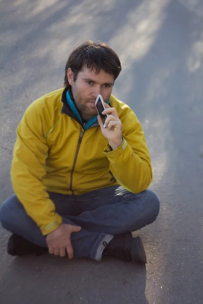 Mannen med skägg och mobiltelefon — Stockfoto