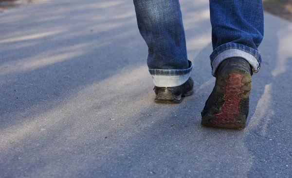 Close-up van mannelijke voeten in sneakers — Stockfoto