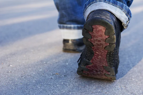 Close-up van mannelijke voeten in sneakers — Stockfoto