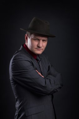 Karanlıkta şapkalı adam portresi