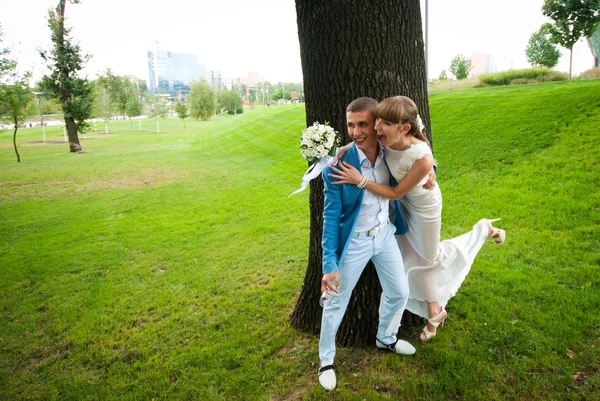 Pareja recién casada ríe —  Fotos de Stock