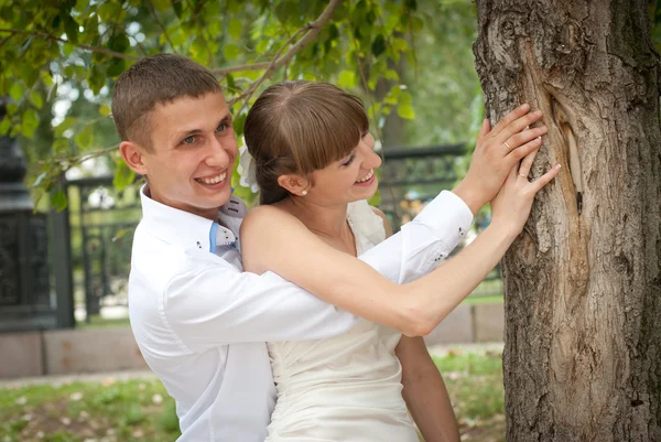 Roztomilý novomanželský pár spolu smát — Stock fotografie