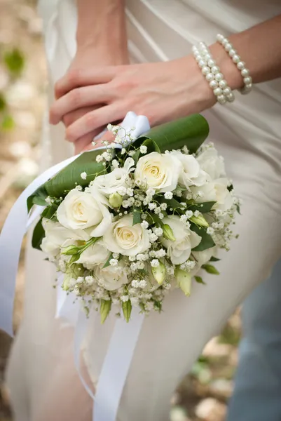Beautiful wedding bouquet in bride's hand — Stock Photo, Image