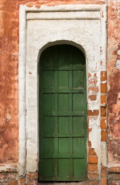 Παλιά πράσινη πόρτα τούβλα κτιρίου — Φωτογραφία Αρχείου