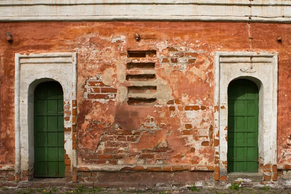 Oude groene deur van bakstenen gebouw — Stockfoto
