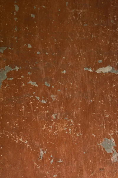 Старая красная гранж стена с трещинами — стоковое фото