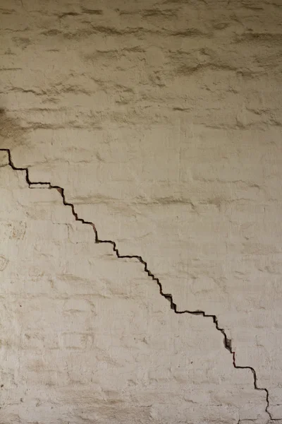 Vieux mur grunge blanc avec des fissures — Photo