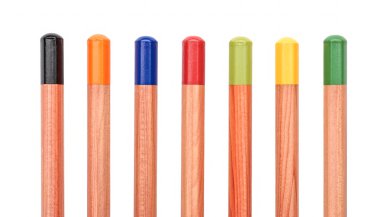 Beyaz arkaplanda renkli kalemler