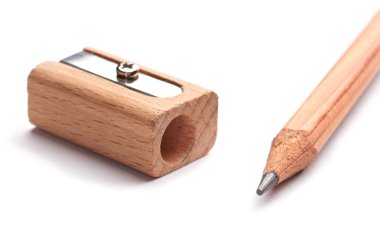 ile izole beyaz zemin üzerine kalemtıraş kalem