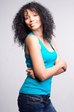 melez kız siyah kıvırcık saçlı