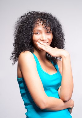 melez kız siyah kıvırcık saçlı