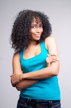 melez kız siyah kıvırcık saçlı