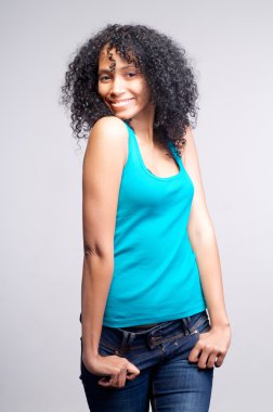 melez kız siyah kıvırcık saçlı