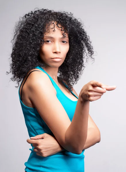 Mulatto woman pointing her finger. — Stock Photo, Image