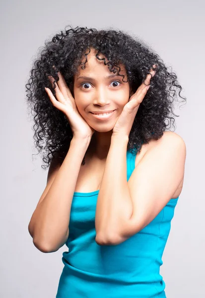 Fille mulâtre aux cheveux bouclés foncés Photo De Stock