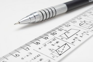 Çelik cetvel ve ahşap kalem