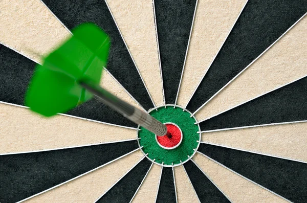 Dart em bullseye no alvo — Fotografia de Stock